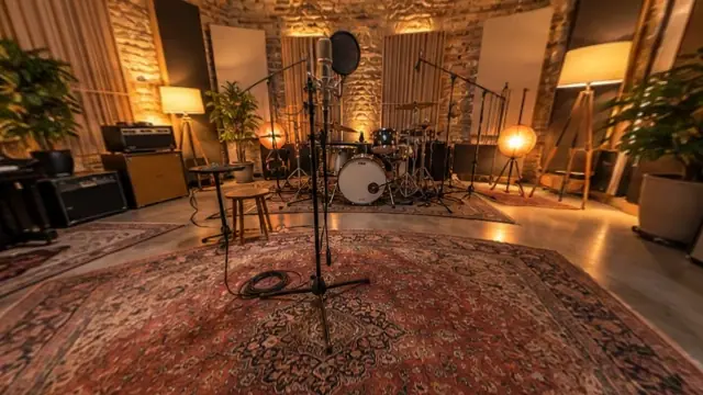 Tür vom Aufnahmeraum zur Regie, rechts eine E-Gitarre am Ständer (mit AI erstelltes Bild)